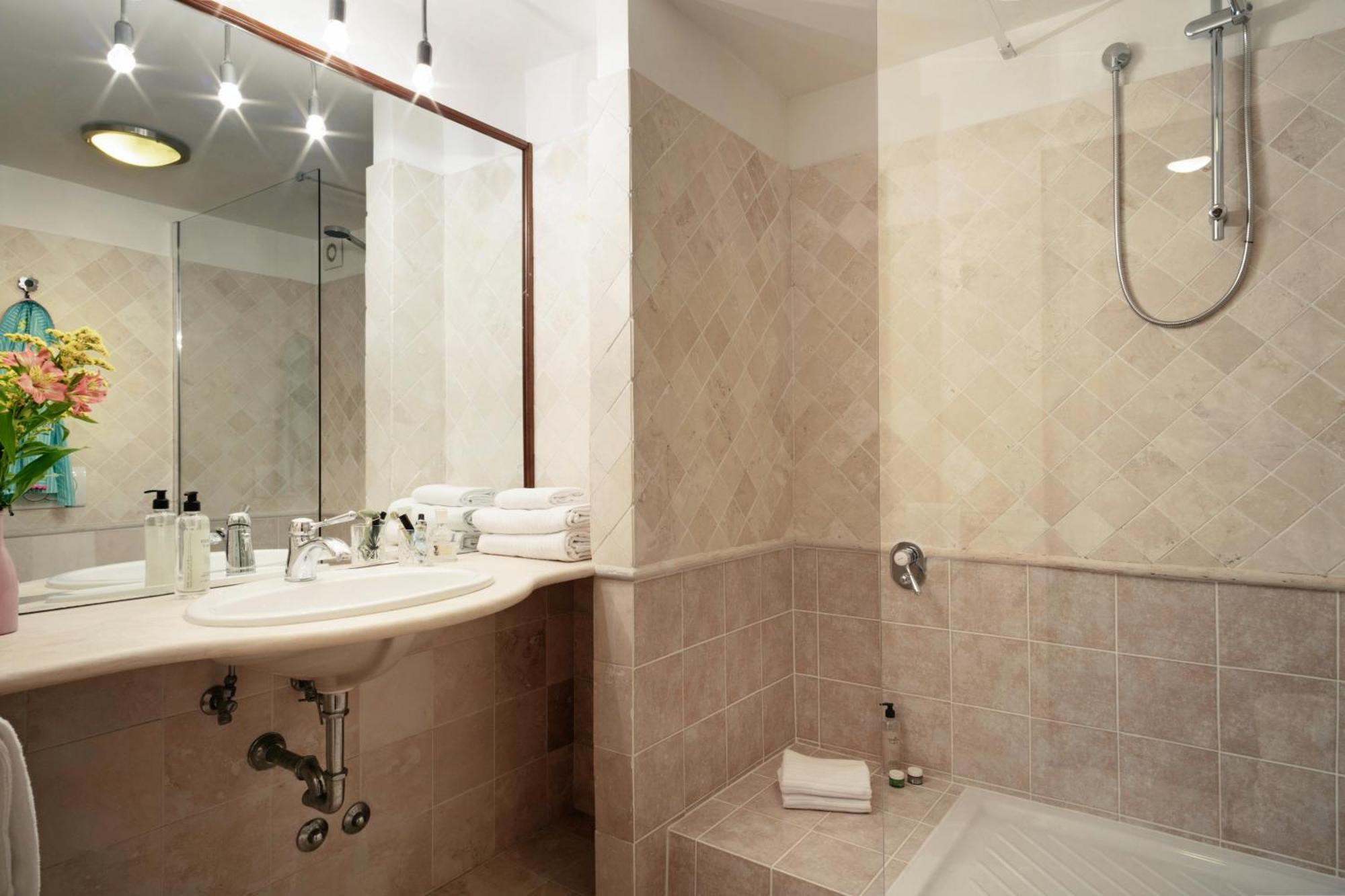 Trasteverehome - Artists Loft With Private Parking In Trastevere * Rom